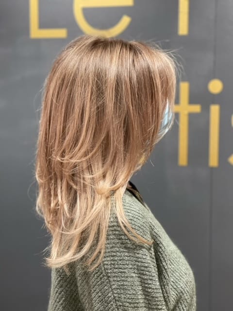 Balayage-resultaat in zijaanzicht, gefotografeerd in het salon